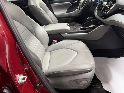 Used 2023 Toyota Highlander XLE image 35