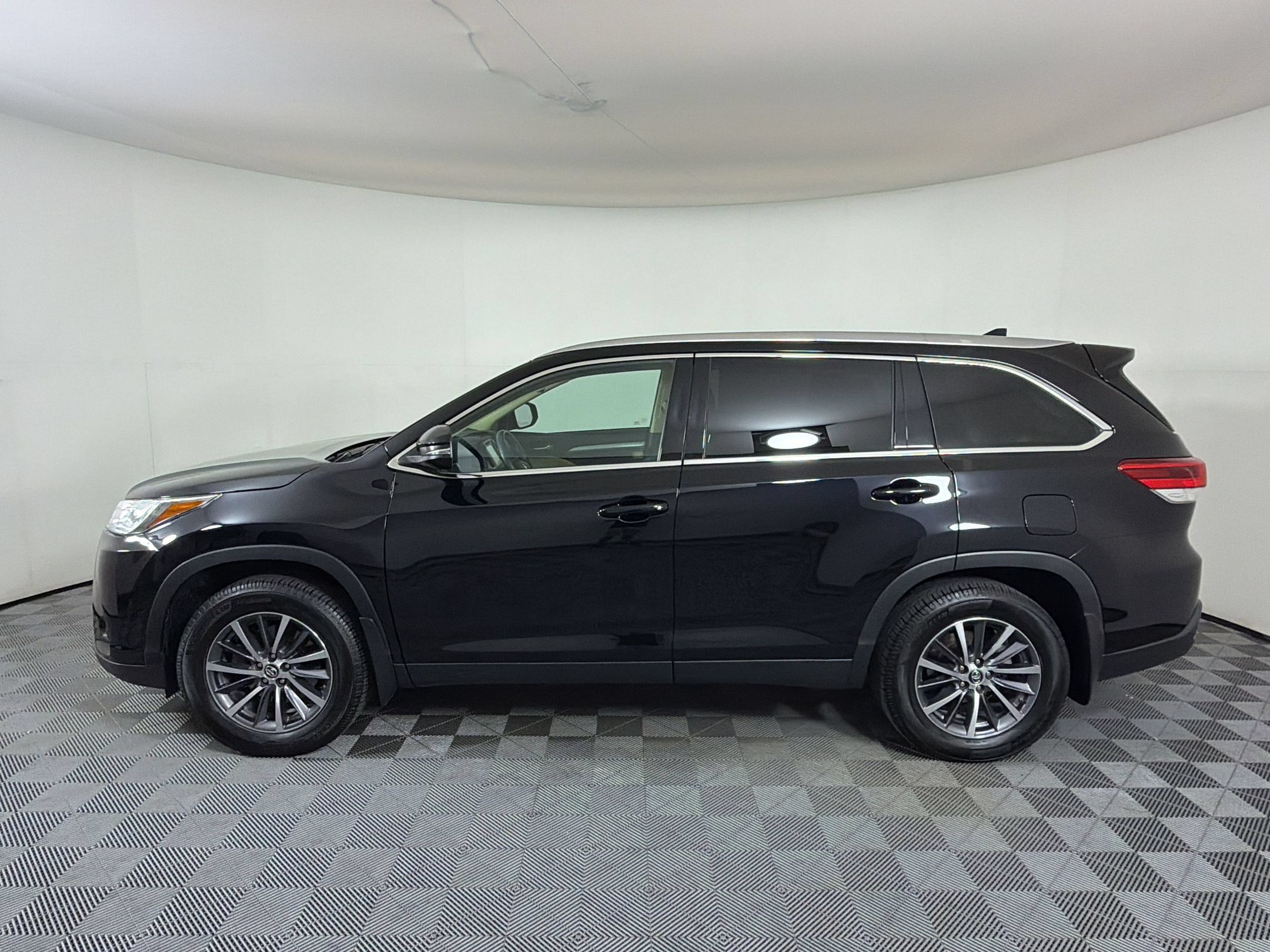 Used 2019 Toyota Highlander XLE AWD/4WD image 2