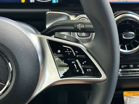 New 2025 Mercedes-Benz GLB 250 image 25