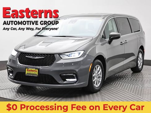 Used 2023 Chrysler Pacifica Touring-L FWD image 1
