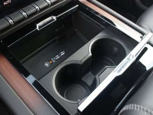 Used 2025 GMC Yukon XL Denali image 33