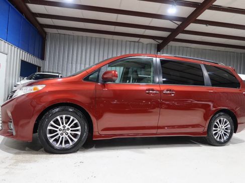 Used 2019 Toyota Sienna XLE FWD image 1
