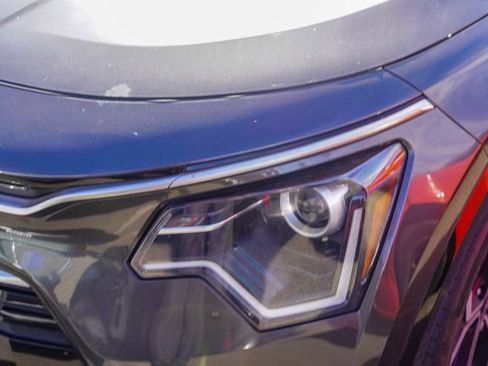 Certified 2023 Kia Niro EX Touring image 6