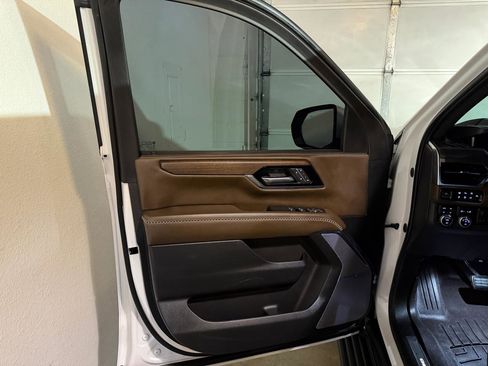 Used 2025 GMC Yukon Denali Ultimate AWD/4WD image 8