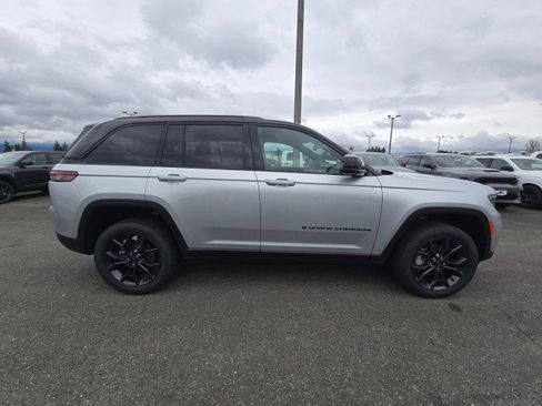 New 2025 Jeep Grand Cherokee Limited AWD/4WD image 2