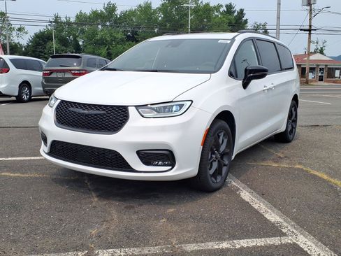 New 2026 Chrysler Pacifica Limited w/ S Appearance Package AWD/4WD image 2