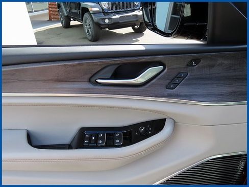 Certified 2022 Jeep Grand Cherokee Overland w/ Luxury Tech Group IV image 12