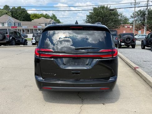 Used 2025 Chrysler Pacifica Limited FWD image 7