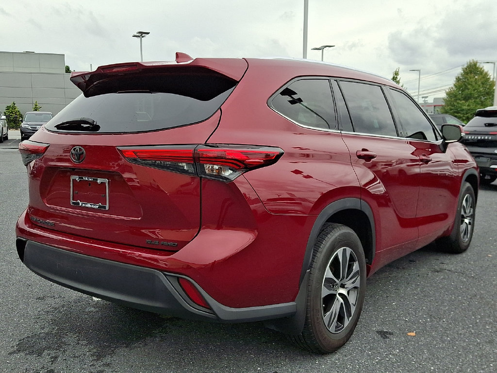 Used 2021 Toyota Highlander XLE AWD/4WD image 6