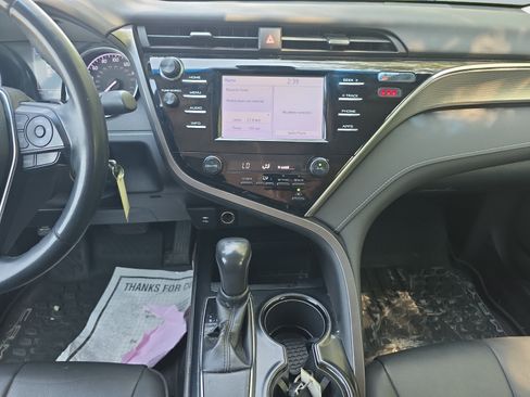 Used 2018 Toyota Camry SE FWD image 12
