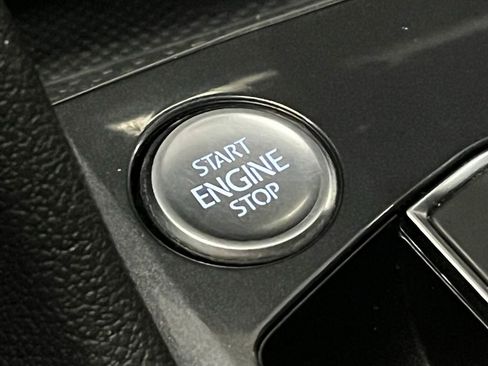 Used 2020 Volkswagen Tiguan SE w/ Panoramic Sunroof Package image 15