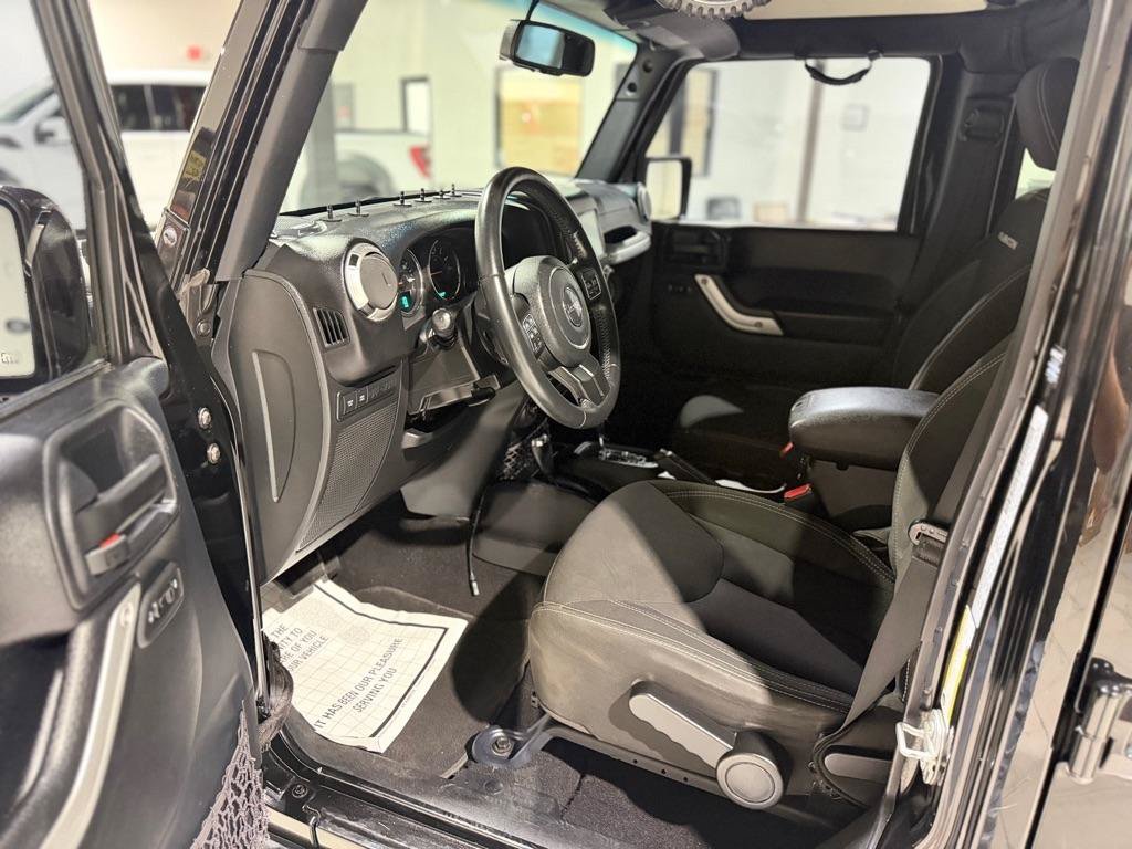 Used 2016 Jeep Wrangler Unlimited Rubicon w/ Connectivity Group AWD/4WD image 15