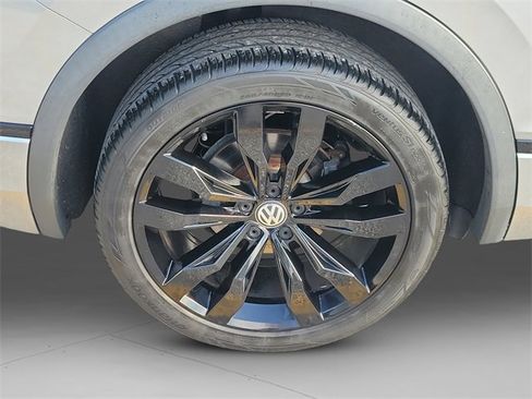 Used 2020 Volkswagen Tiguan SE R-Line image 32