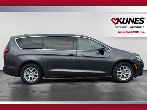 Used 2023 Chrysler Pacifica Touring-L FWD image 12