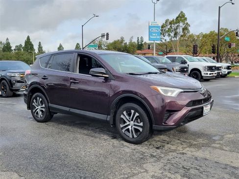 Used 2018 Toyota RAV4 LE image 9