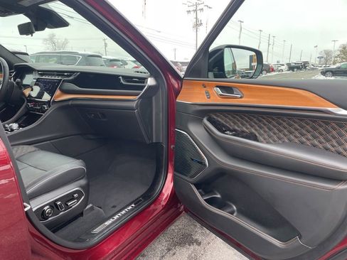 Used 2024 Jeep Grand Cherokee Summit image 40