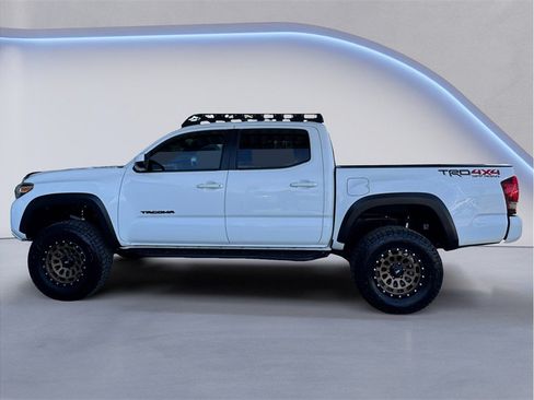 Used 2018 Toyota Tacoma TRD Off-Road AWD/4WD image 3
