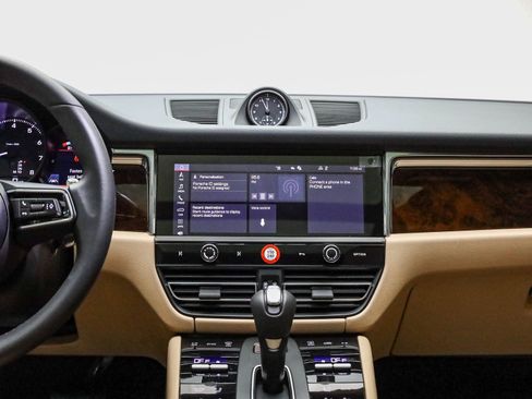 Certified 2025 Porsche Macan image 16