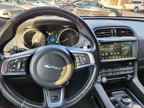 Used 2020 Jaguar F-PACE S image 24
