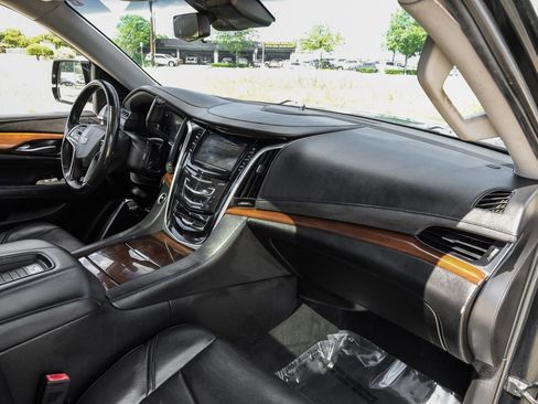 Used 2018 Cadillac Escalade ESV Luxury RWD image 11