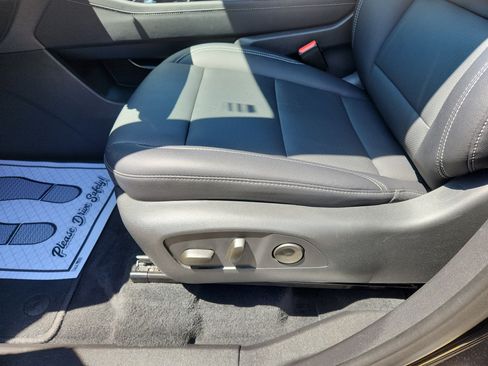 Used 2025 Chevrolet Traverse LT image 15