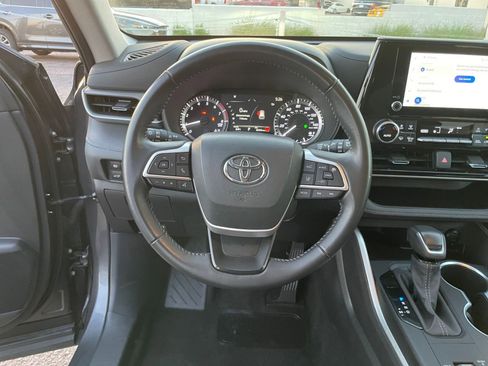 Used 2025 Toyota Highlander LE image 30
