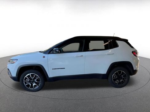 Used 2025 Jeep Compass Trailhawk image 9
