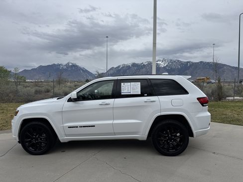 Used 2021 Jeep Grand Cherokee Laredo X image 2