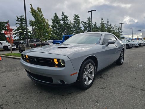 Used 2021 Dodge Challenger SXT image 3