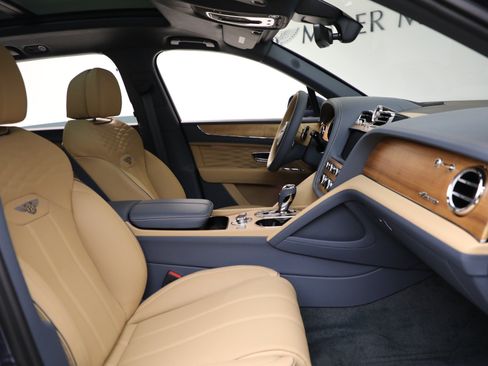 Certified 2025 Bentley Bentayga Extended Wheelbase AWD/4WD image 31