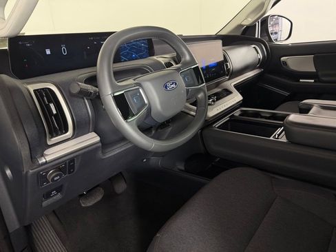 Used 2025 Ford Expedition Active AWD/4WD image 19