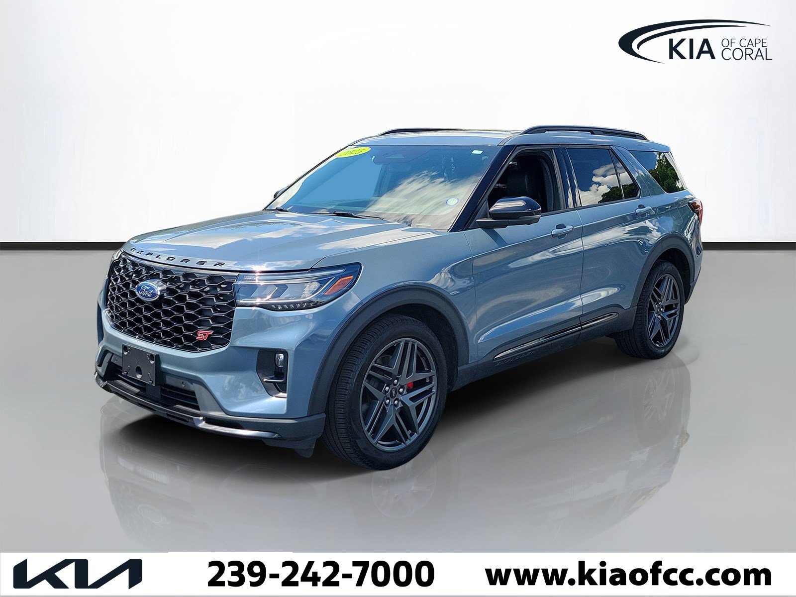 Used 2025 Ford Explorer ST AWD/4WD image 3