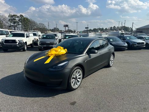 Used 2022 Tesla Model 3 Standard Range image 1
