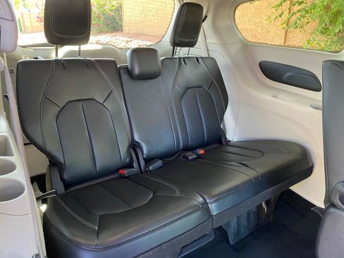Used 2024 Chrysler Pacifica Limited FWD image 32