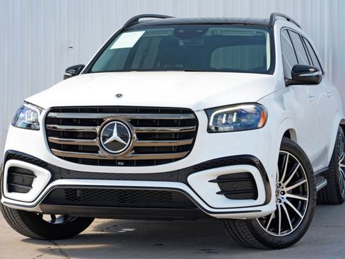 Used 2024 Mercedes-Benz GLS 580 4MATIC image 3