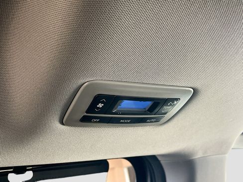 Used 2017 Toyota Sienna SE Premium FWD image 17