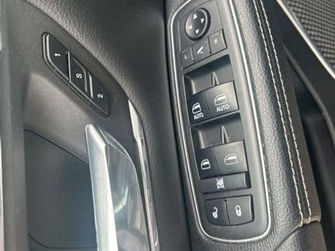 Used 2019 RAM 1500 Laramie AWD/4WD image 10