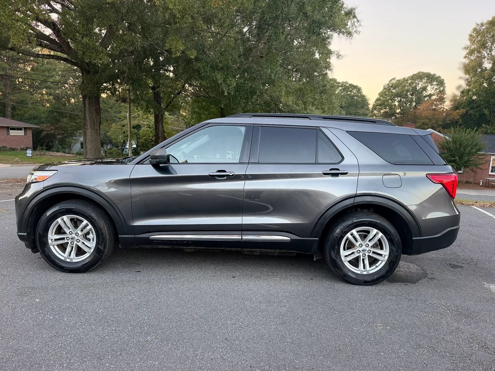 Used 2020 Ford Explorer XLT AWD/4WD image 4