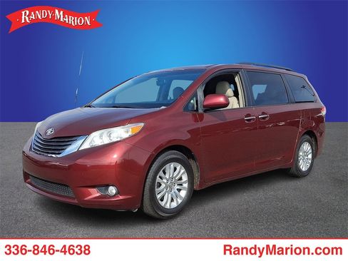 Used 2014 Toyota Sienna XLE image 1