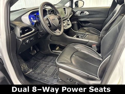 Used 2025 Chrysler Pacifica Limited image 12