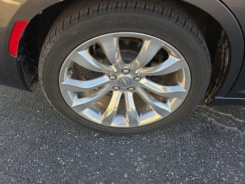Used 2019 Chrysler 300 Limited RWD image 12
