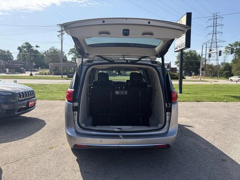 Used 2019 Chrysler Pacifica Touring-L FWD image 22