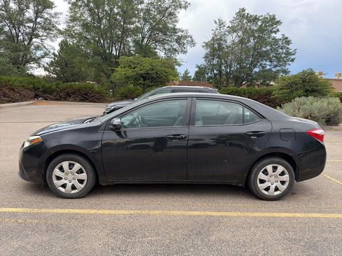 Used 2016 Toyota Corolla LE FWD image 2