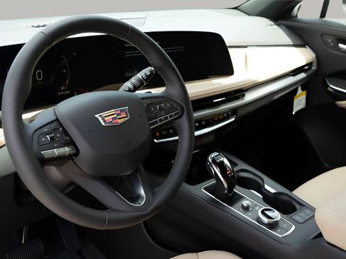 Used 2024 Cadillac XT4 Luxury w/ Cold Weather Package image 9