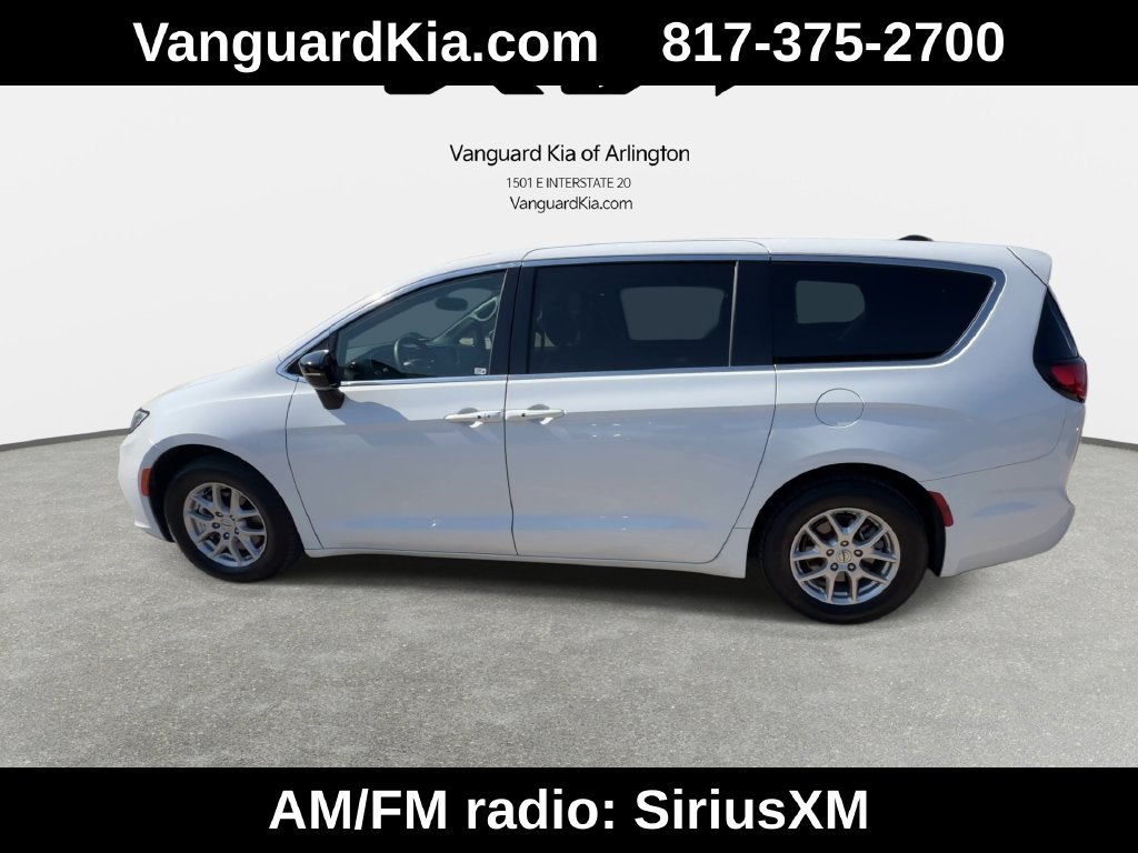 Used 2025 Chrysler Pacifica Select FWD image 5