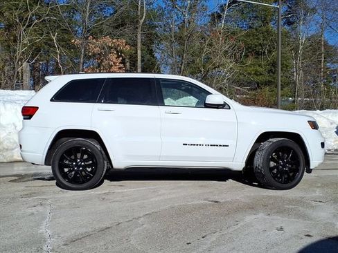 Used 2022 Jeep Grand Cherokee Laredo X AWD/4WD image 2