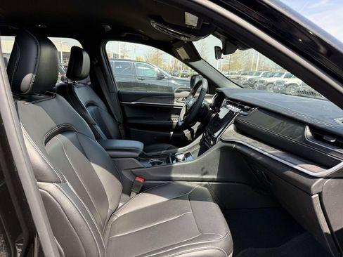 Certified 2025 Jeep Grand Cherokee L Limited w/ Black Appearance Package AWD/4WD image 14