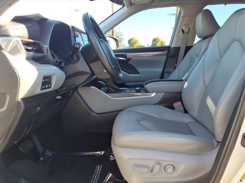 Used 2022 Toyota Highlander Limited image 19