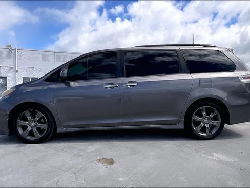 Used 2016 Toyota Sienna SE FWD image 3