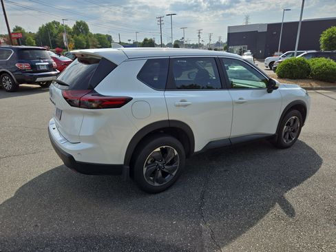 Certified 2026 Nissan Rogue SV FWD image 5